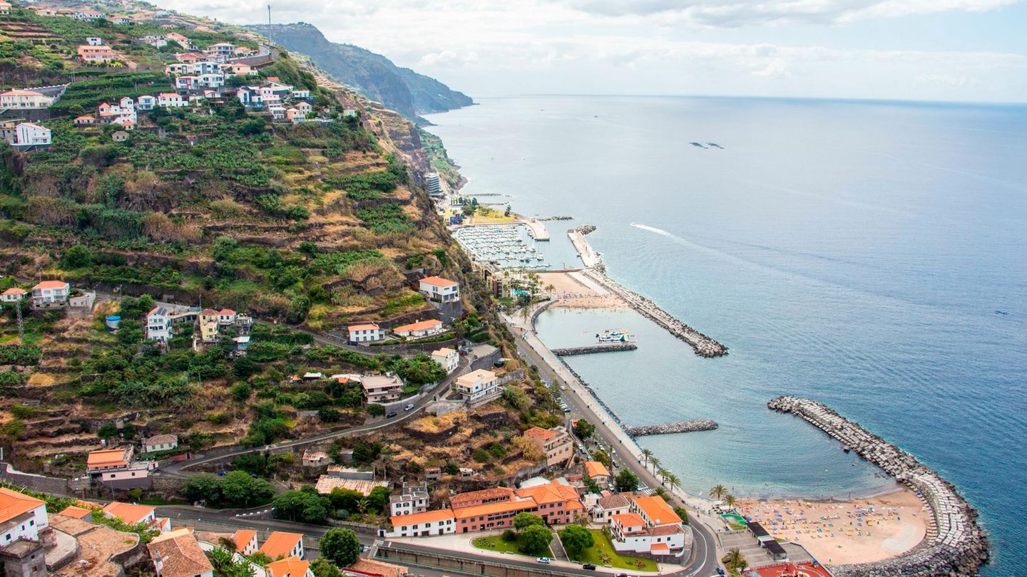 Blick aus der Vogelperspektive auf Calheta