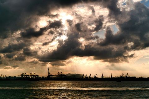 Dunkle Wolken am Handelshimmel