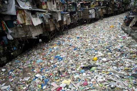 Plastikmüll in einem Fluss im philippinischen Manila im Jahr 2015