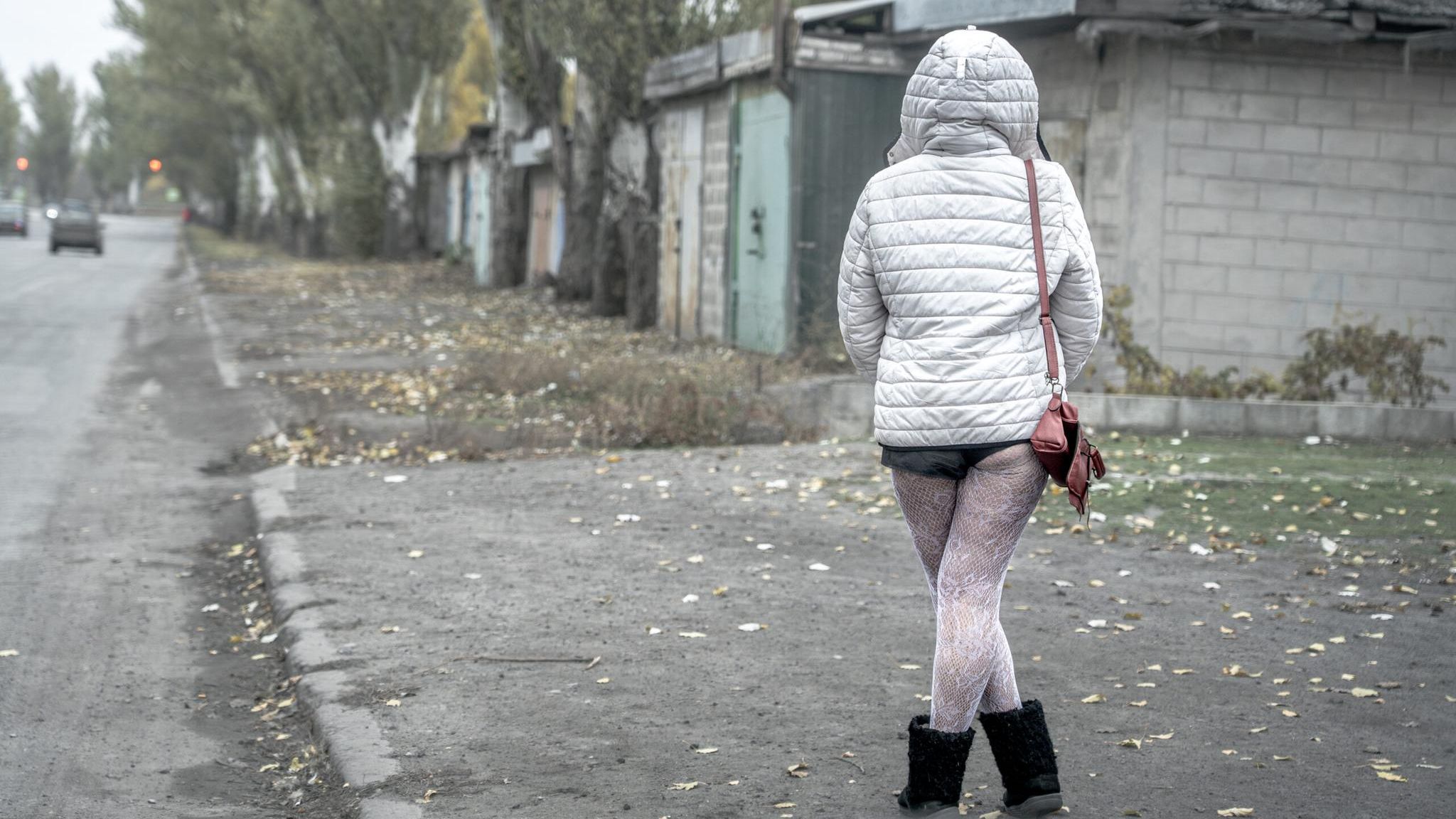 Ruslana an ihrem Arbeitsort, bei den Garagen in Dobropillja, einer Kleinstadt im umkämpften Osten der Ukraine