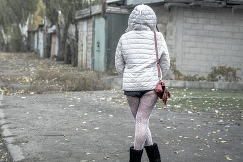 Ruslana an ihrem Arbeitsort, bei den Garagen in Dobropillja, einer Kleinstadt im umkämpften Osten der Ukraine