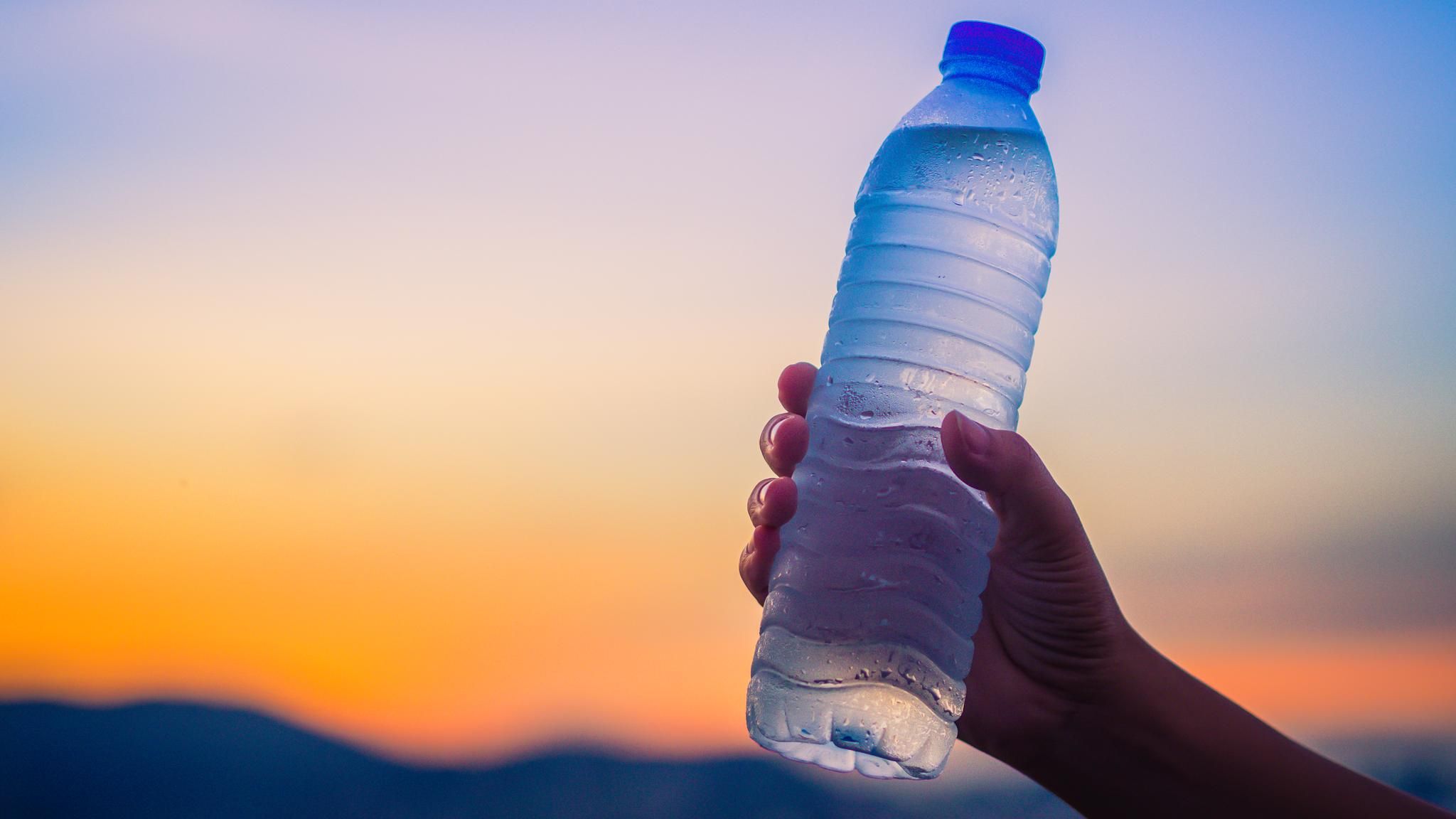 Training bei Hitze: Besser schon trinken, bevor der erste Durst kommt – und nicht nur Wasser