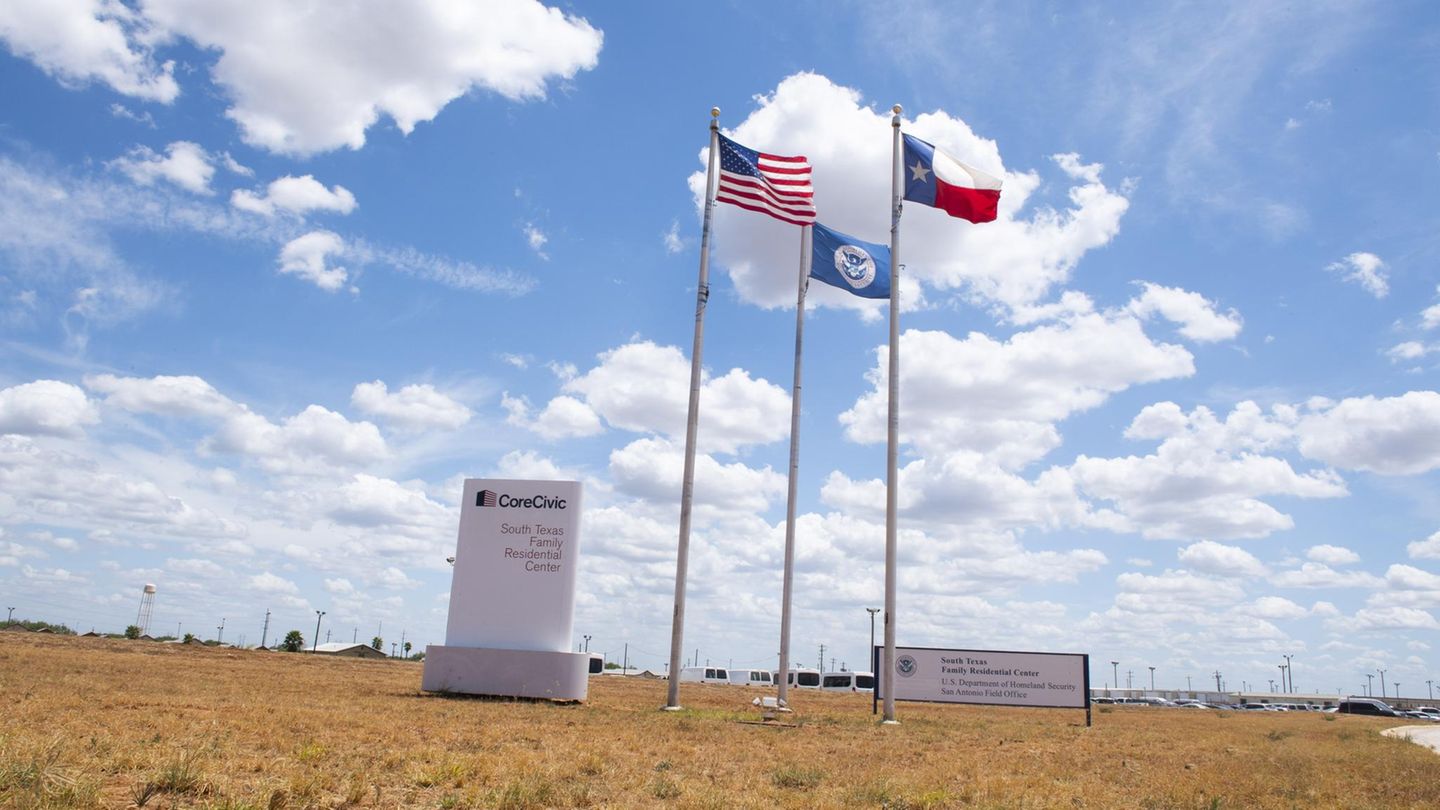 Das Eingangstor zur Familienunterkunft der US-Einwanderungs- und Zollbehörde (ICE) in Südtexas außerhalb von Dilley (Archivbild)