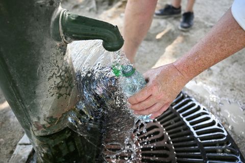 Passant füllt Wasserflasche in Paris