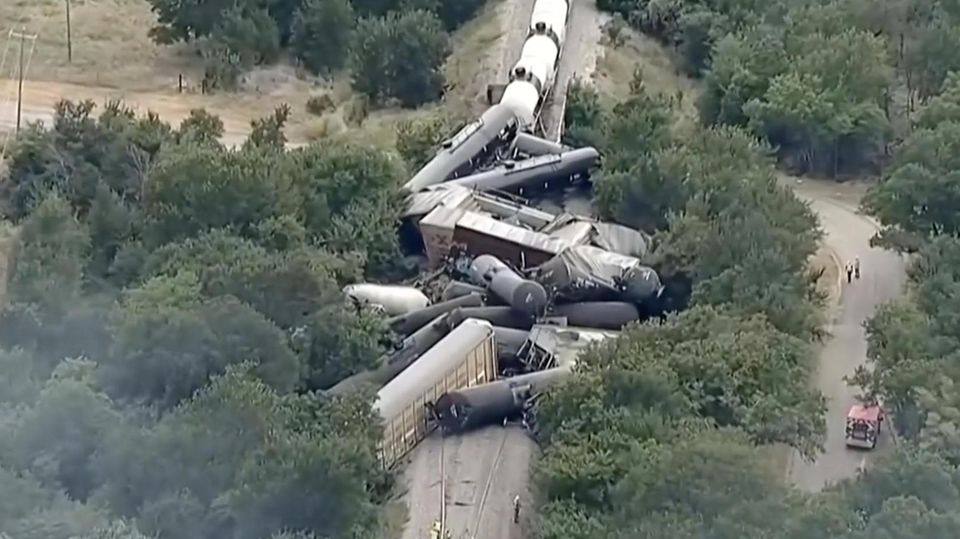 Gefahrgut an Bord: 35 Waggons entgleisen auf Zugstrecke in Texas