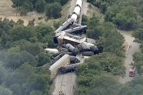 Gefahrgut an Bord: 35 Waggons entgleisen auf Zugstrecke in Texas