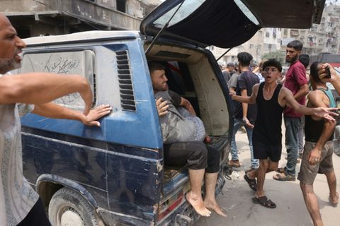 Verletzte Person in einem Auto in der Stadt Gaza