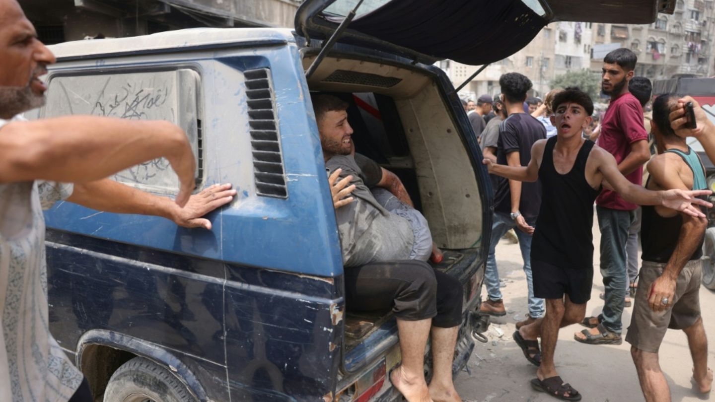 Verletzte Person in einem Auto in der Stadt Gaza