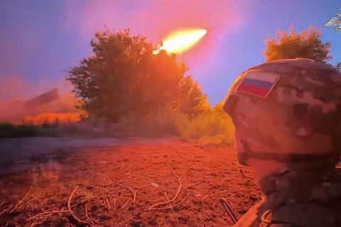 Putins Krieg: Ein russischer Soldat beobachtet ein Salvengeschütz
