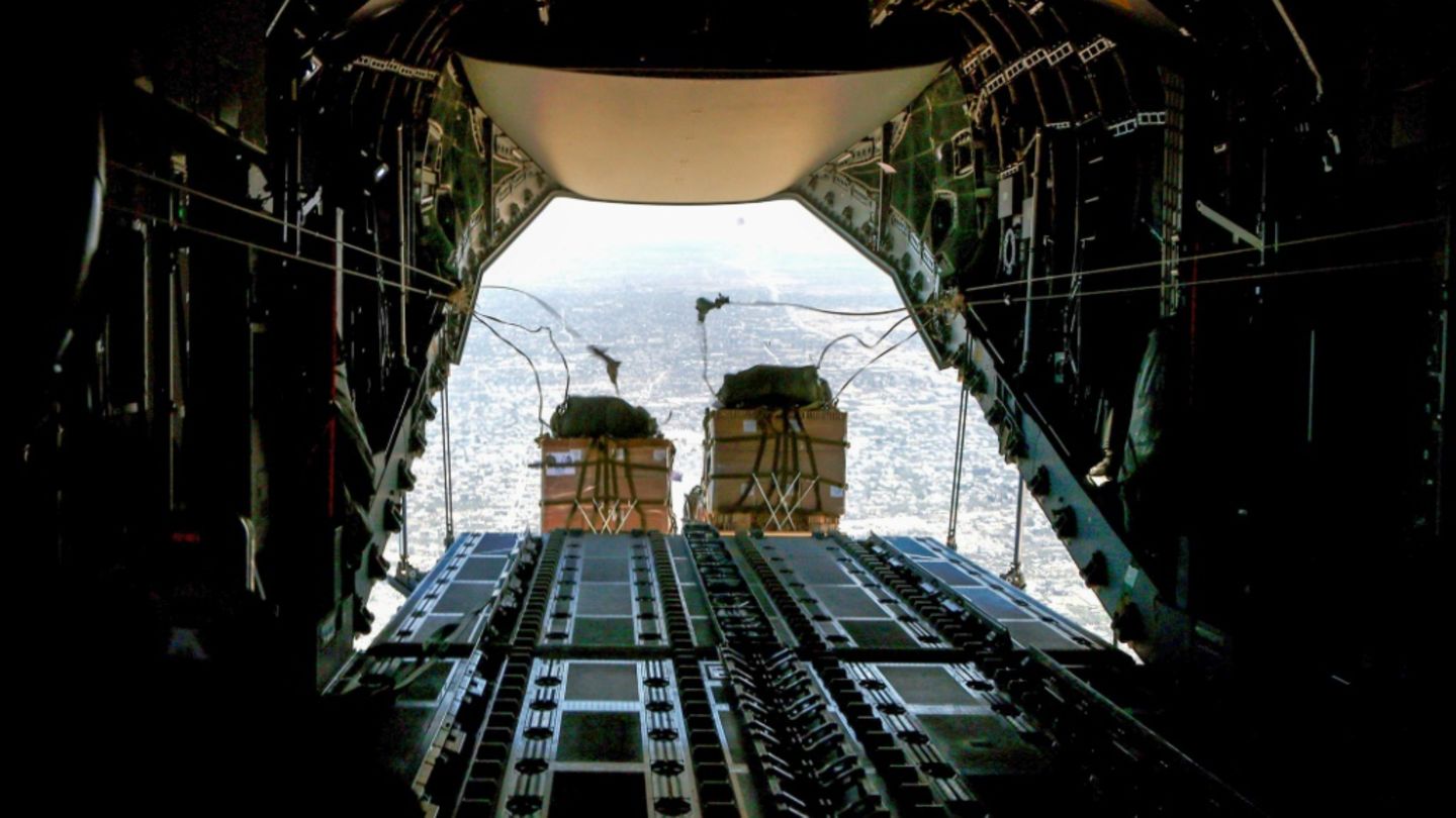 Abwurf von Hilfsgütern aus einem spanischen A400M