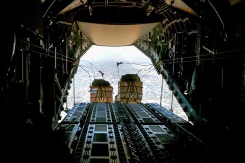 Abwurf von Hilfsgütern aus einem spanischen A400M