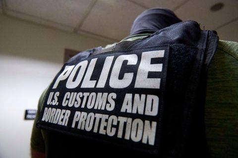 Ein US-Bundesbeamter, der für die Einwanderungs- und Zollbehörde (ICE) arbeitet