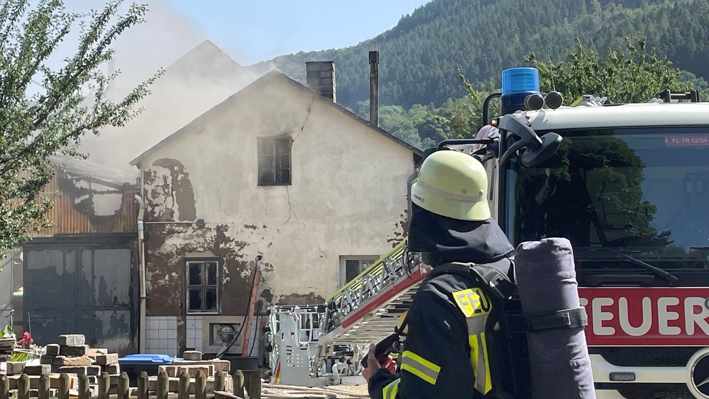 Br-nde-Ein-Schwerverletzter-bei-Verpuffung-in-Brennerei-in-Mehring