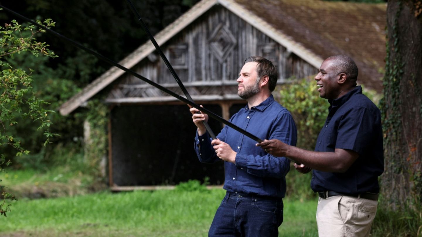 JD Vance (L) und David Lammy beim Angeln in Südengland