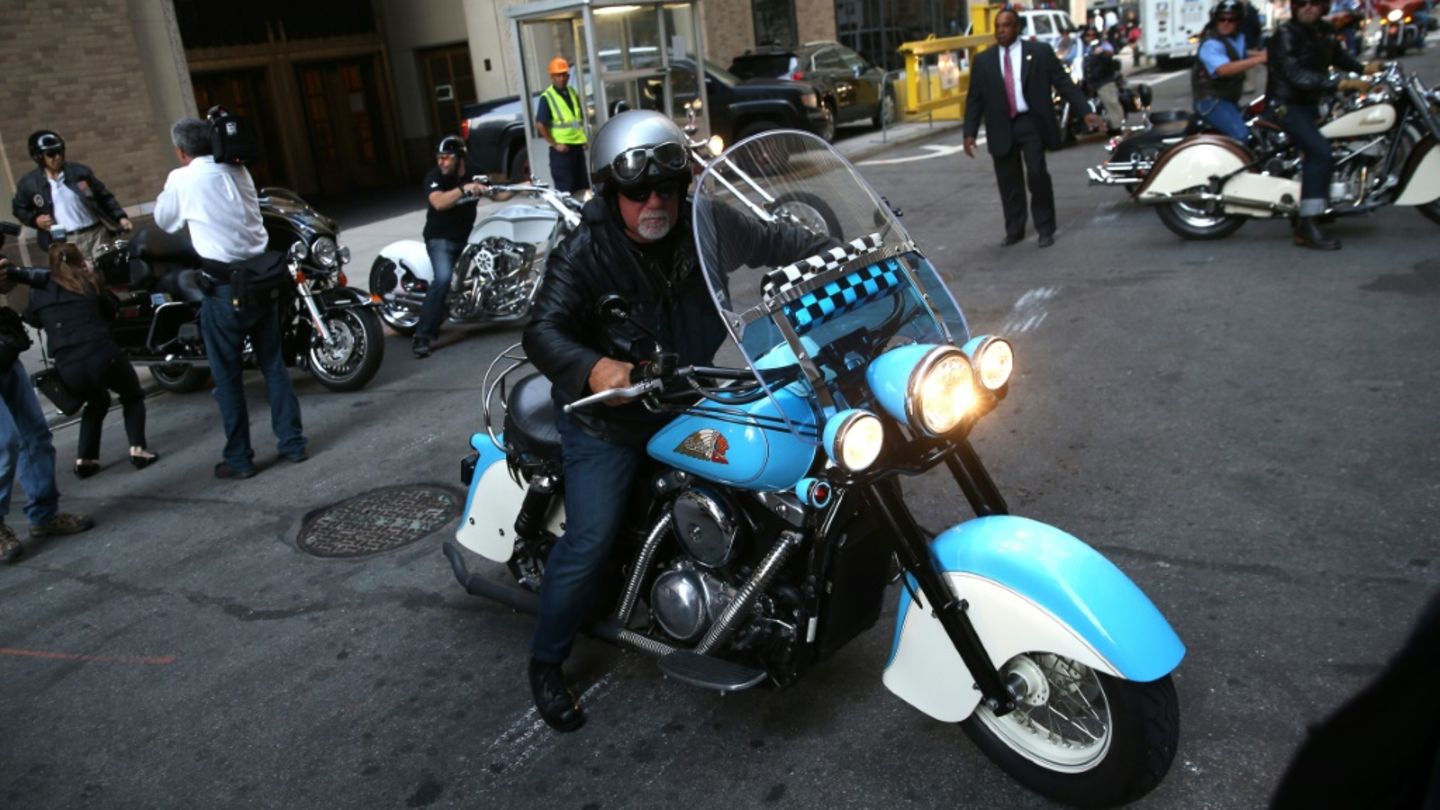 Billy Joel auf einem Motorrad