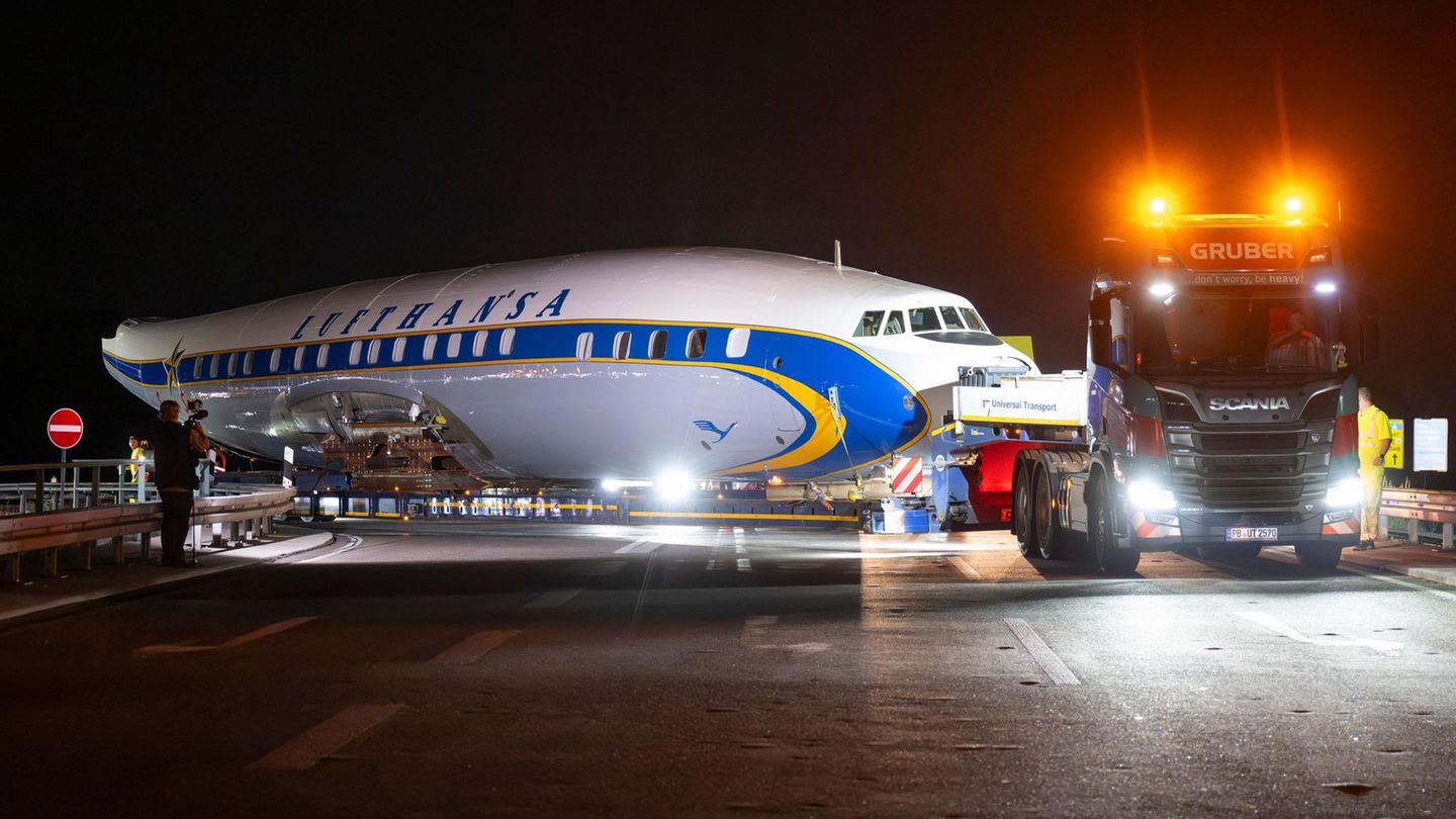 Frankfurt/Main, Deutschland. Im Schutz der Dunkelheit zieht ein Schwertransporter den Rumpf der ikonischen Lockheed Constellation Superstar durch die Straßen. Der Flieger, der einst Passagiere der Lufthansa in die große, weite Welt brachte, hat seine besten Zeiten längst hinter sich. Bald wird das Stück Luftfahrtgeschichte einen dauerhaften Platz im Besucherzentrum der Kranich-Airline am Frankfurter Flughafen finden