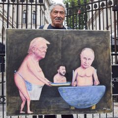 Der britische Künstler Kaya Mar demonstriert vor dem Sitz des britischen Premiers in London gegen den Alaska-Gipfel
