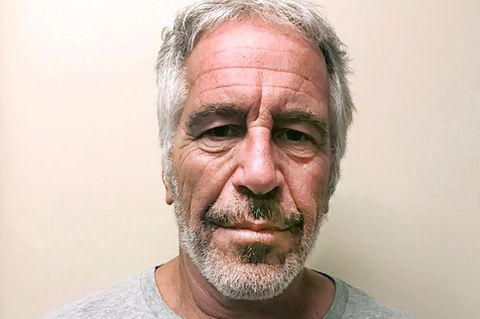 Jeffrey Epstein, der 2019 auf mysteriöse Weise im Gefängnis starb, soll Prinz Andrew nicht nur mit Frauen versorgt haben – er stellte ihn auch Businessfreunden wie Donald Trump vor