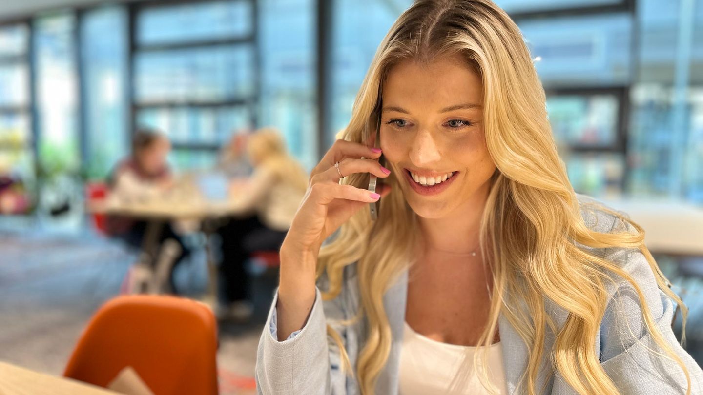 Junge Gen Z Frau am Arbeiten