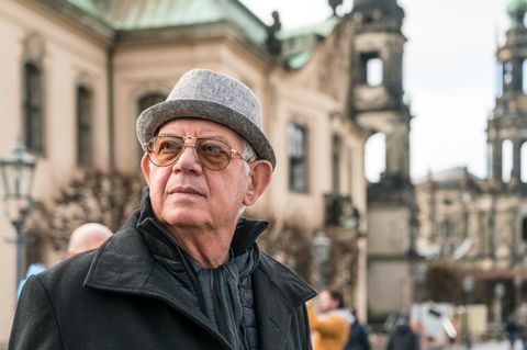 Älterer Herr steht auf der Brühlsche Terrasse in Dresden – wie hoch seine Rente ist, wissen wir nicht