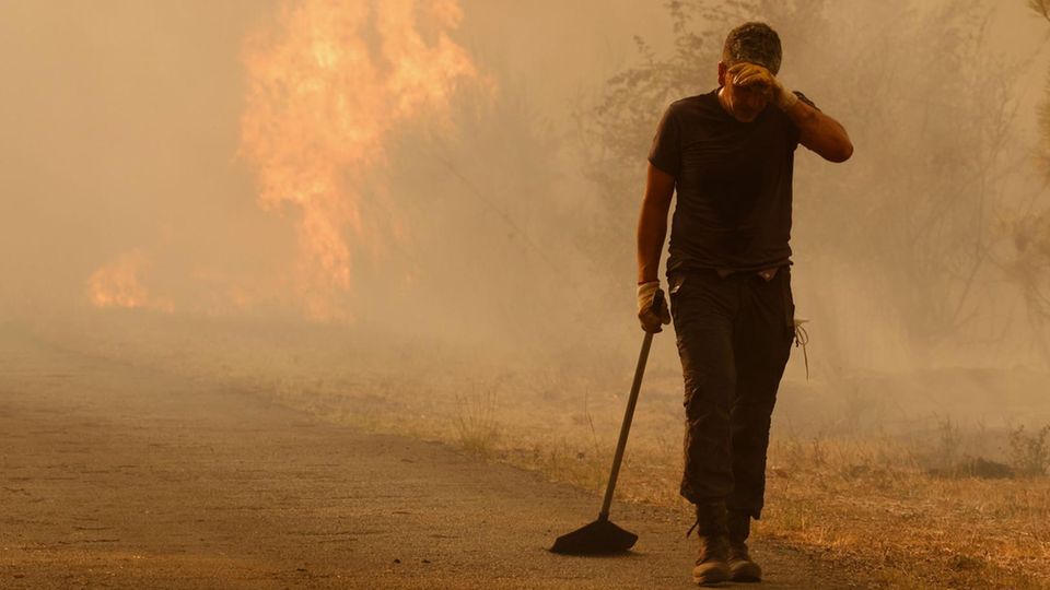 Ein freiwilliger Helfer ist während Waldbrandes in Spanien erschöpft