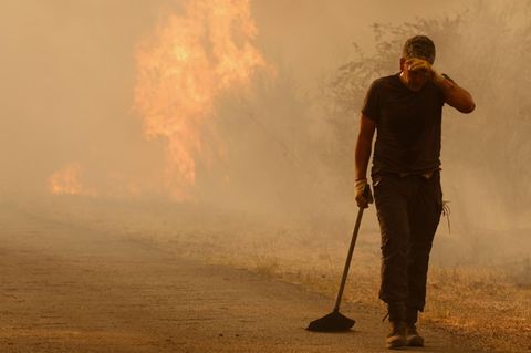 Ein freiwilliger Helfer ist während Waldbrandes in Spanien erschöpft