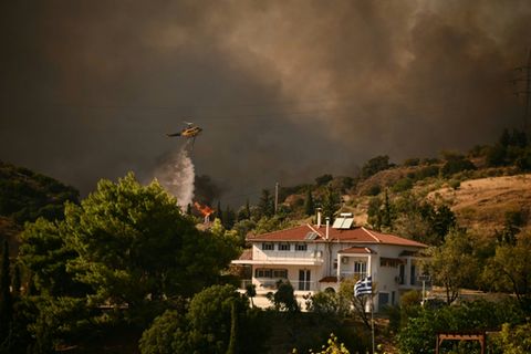 Ein Löschhubschrauber über der griechischen Stadt Patras