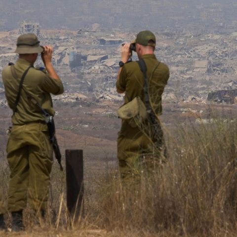 Israelische Soldaten beobachten die zerstörten Gebäude im Gazastreifen