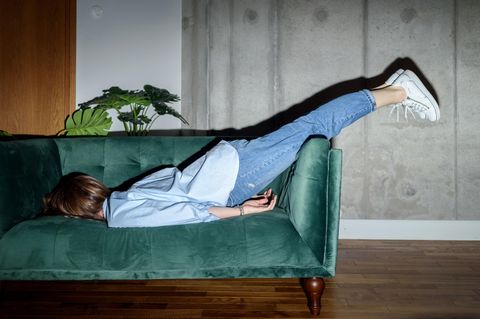 Perimenopause: Erschöpfte Frau auf dem Sofa