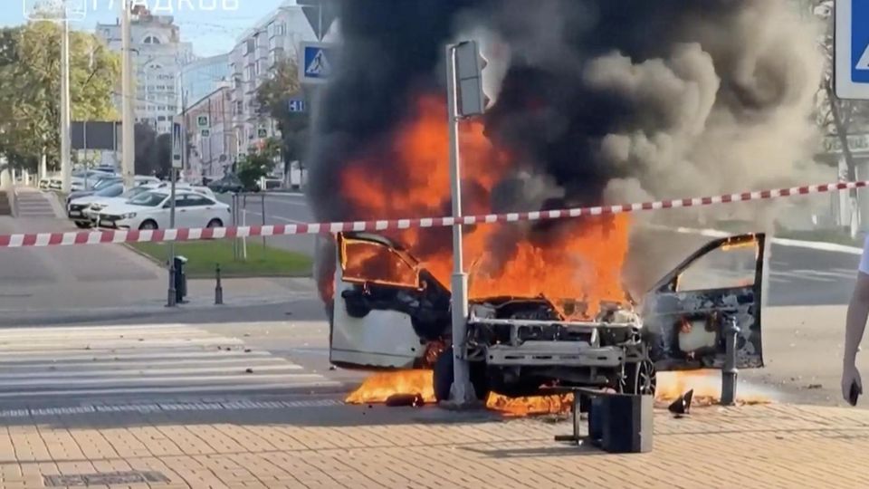 Getroffener PKW brennt vollständig