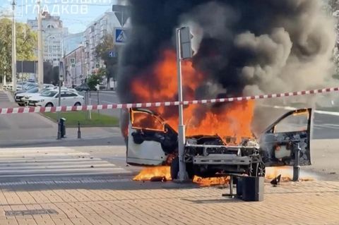 Getroffener PKW brennt vollständig