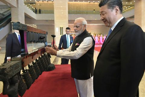Narendra Modi (l.) und Xi Jinping