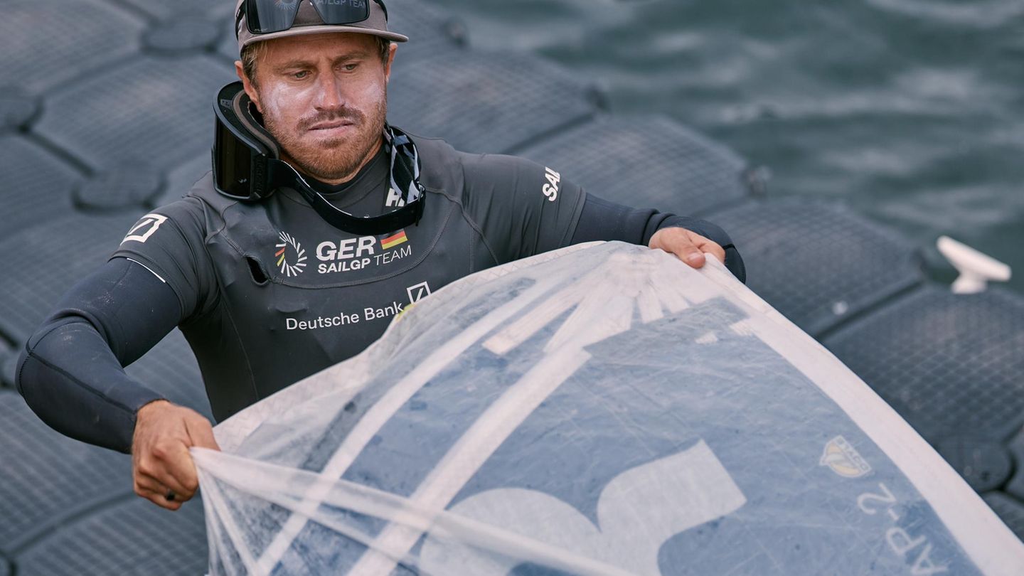Driver und Crewchef Erik Kosegarten-Heil hilft beim Tragen des Vorsegels