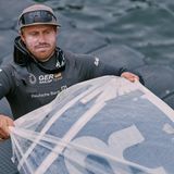 Driver und Crewchef Erik Kosegarten-Heil hilft beim Tragen des Vorsegels