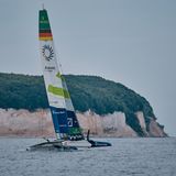 Der F50-Katamaran des deutschen Teams erstmals vor der berühmten Steilküste Rügens.