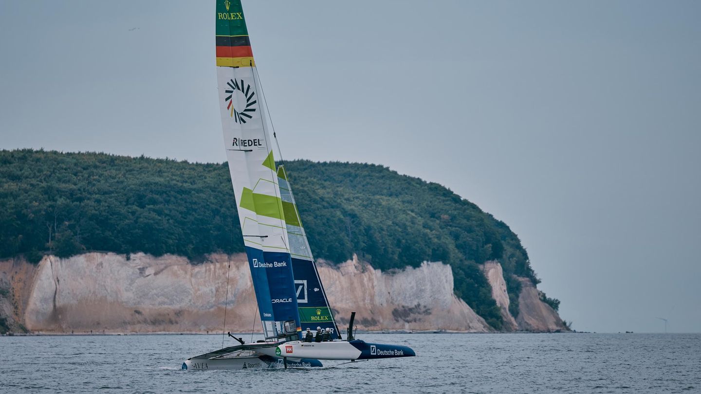 Der F50-Katamaran des deutschen Teams erstmals vor der berühmten Steilküste Rügens.