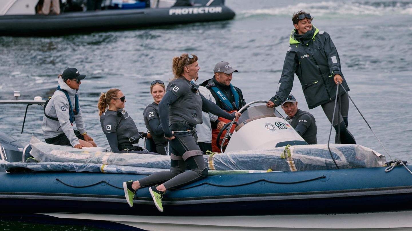 Das deutsche Team im Motorboot auf dem Weg zu ihrem F50
