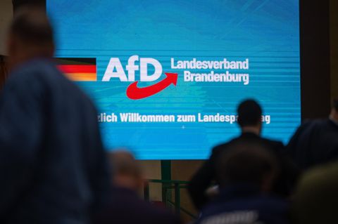 Delegierte versammeln sich zu einem Landesparteitag der AfD Brandenburg