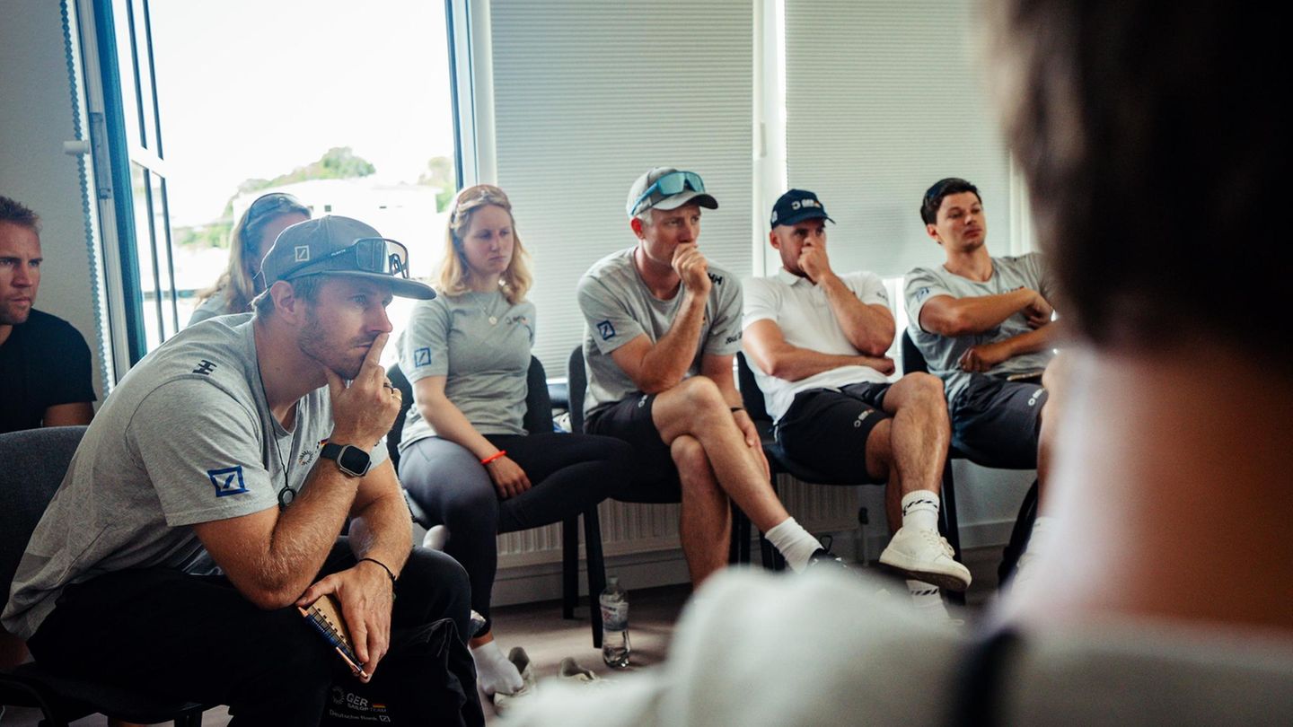 Konzentriert lauscht das deutsche SailGP-Team dem Mittagsbriefing.