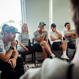 Konzentriert lauscht das deutsche SailGP-Team dem Mittagsbriefing.