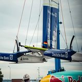 Ein F50-Katamaran wird an einem großen Kran zu Wasser gelassen