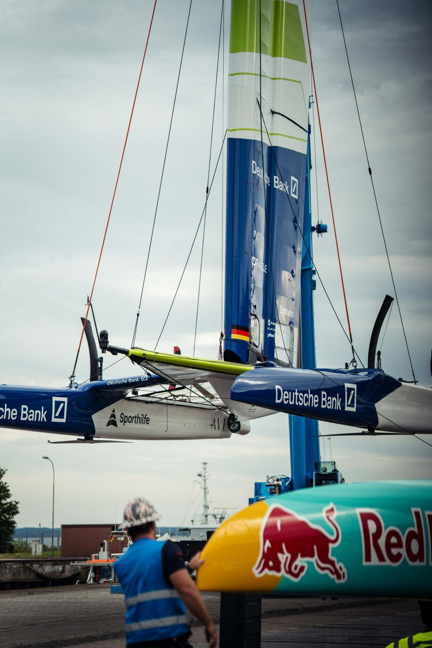 Ein F50-Katamaran wird an einem großen Kran zu Wasser gelassen