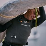 Felix van den Hövel ist einer der Grinder an Bord. Hier schleppt er das Vorsegel an Bord.