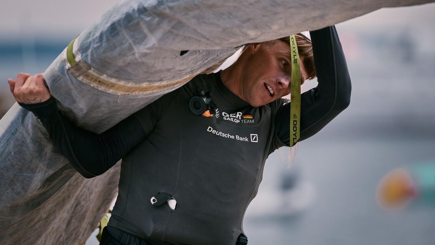 Felix van den Hövel ist einer der Grinder an Bord. Hier schleppt er das Vorsegel an Bord.