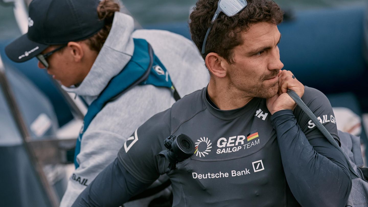 James Wierzbowski auf dem Weg in sein schwimmendes "Büro". Er ist der Flight Controller an Bord und steuert die Foils,