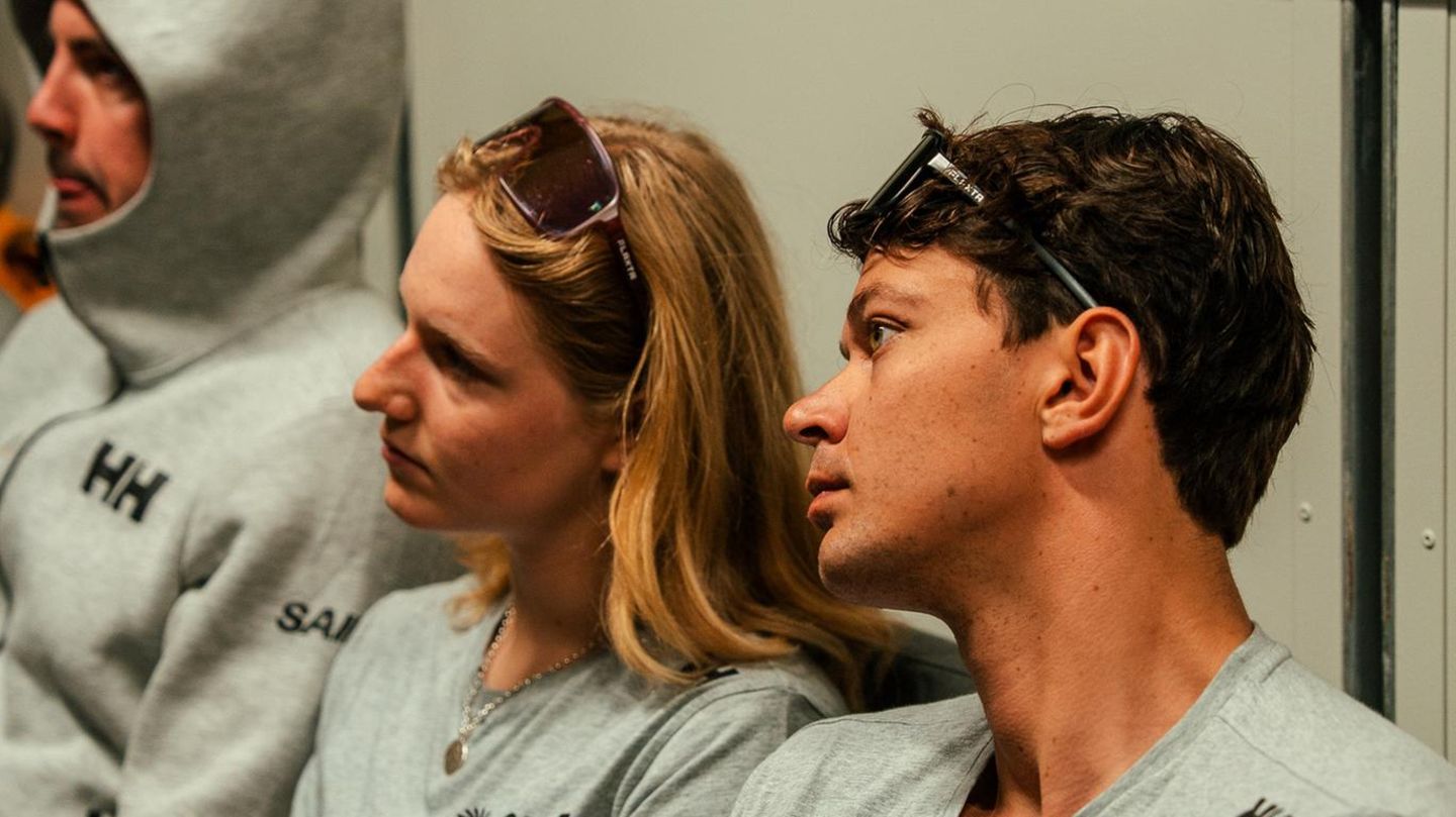 Kieler Gewächse: Grinder Jonathan Knottnerus-Meyer und Anna Barth lauschen dem Briefing. Beide leben in der Landeshauptstadt Schleswig-Holsteins