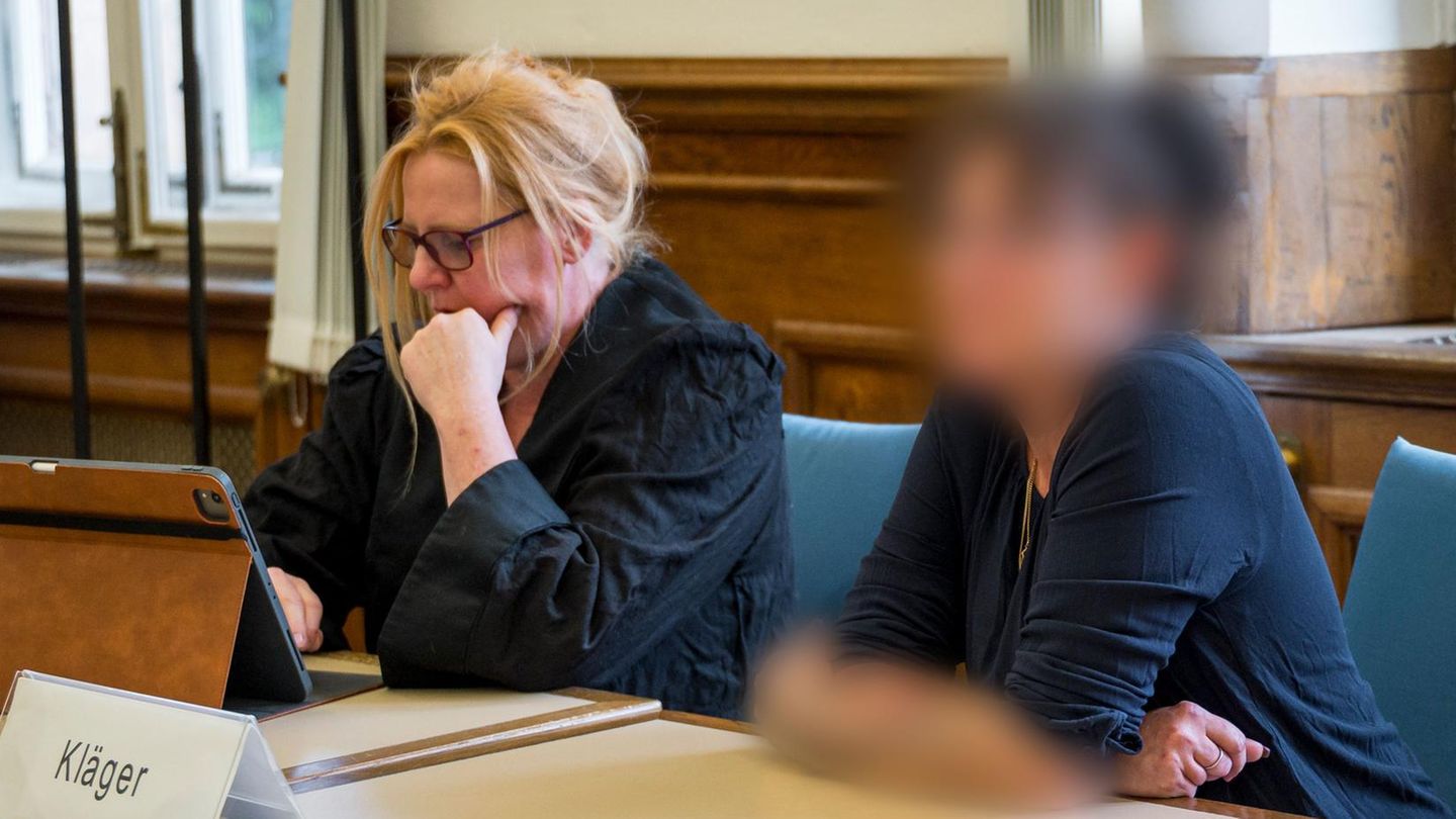 Die Mutter von Peggy (r.) sitzt neben ihrer Anwältin bei den Verhandlungen im Oberlandesgericht Bamberg
