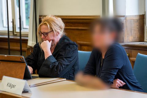 Die Mutter von Peggy (r.) sitzt neben ihrer Anwältin bei den Verhandlungen im Oberlandesgericht Bamberg