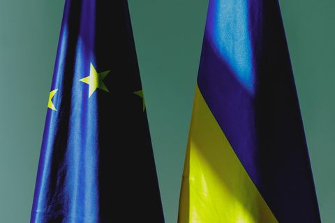 Die Flagge der Europäischen Union und der Ukraine, aufgenommen vor einer Videoschalte mit US-Präsident Donald Trump