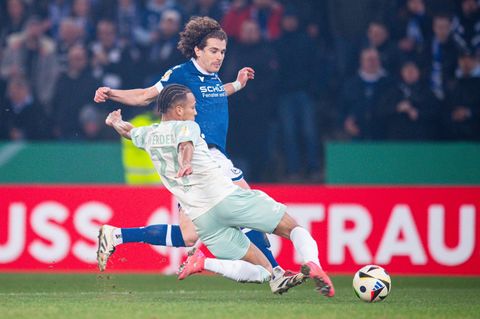 DFB-Pokal: Arminia Bielefelds Mael Corboz im Duell mit Werder Bremens Felix Agu